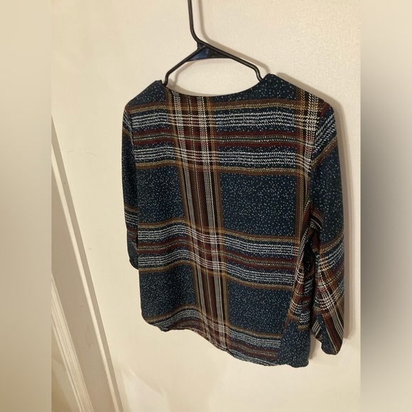 4/$25 Kaileigh long sleeve plaid blouse in size small. Excellent Condition - Picture 3 of 4